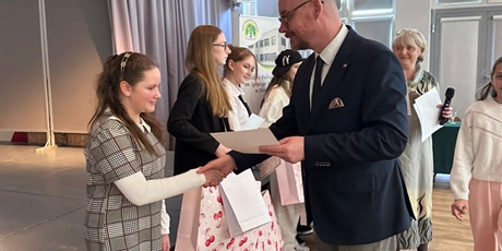 Powiększ grafikę: Laureatki II Wojewódzkiego Konkursu Wiedzy o Bajkach I. Krasickiego