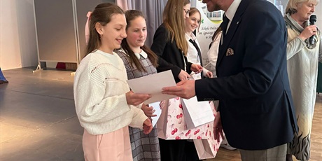 Powiększ grafikę: Laureatki II Wojewódzkiego Konkursu Wiedzy o Bajkach I. Krasickiego